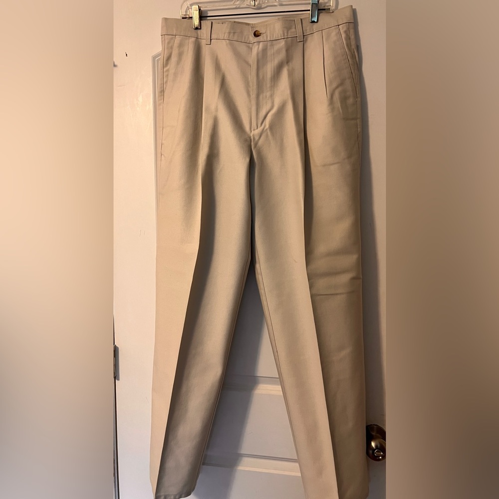 Haggar Khaki Men’s Straight pleated trousers